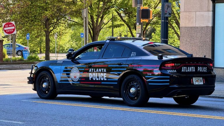 Atlanta: Man Threatens Gas Station Worker With Hammer as Pair Break Into Gaming Machine, Police Say