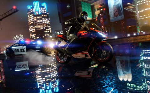 A police car chases a motorcycle in Grand Theft Auto V