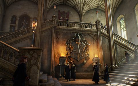 The grand staircase inside Hogwarts castle in Hogwarts Legacy