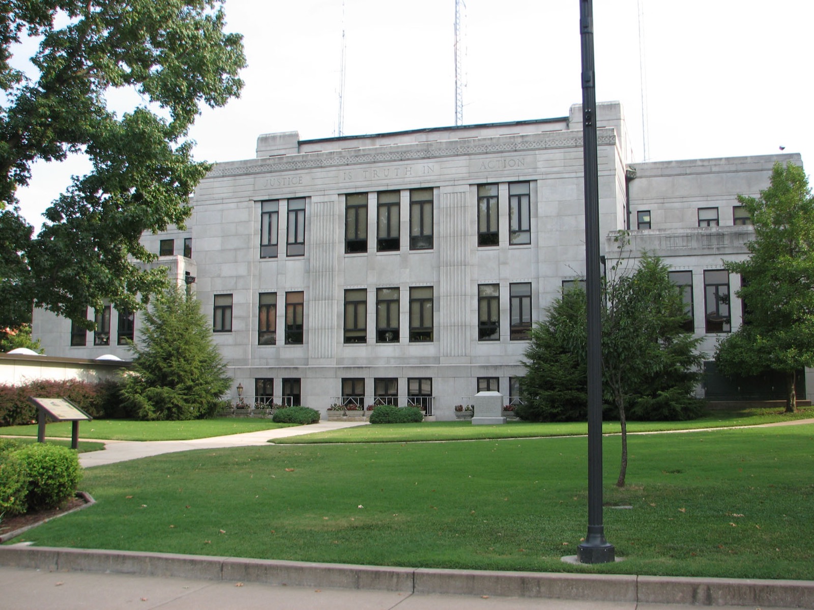 The Newton County Courthouse in Neosho, Missouri, in 2006